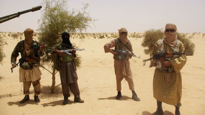 На этом фото с 24 апреля 2012 года боевики из исламистской группировки Ансар Дайн стоят на страже во время передачи заложников в пустыне недалеко от Тимбукту, Мали.