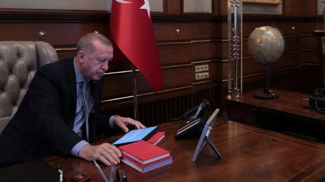 Tổng thống Recep Tayyip Erdogan trong văn phòng hôm 9/10