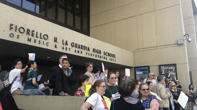 Студенты и родители протестуют в средней школе LaGuardia в Нью-Йорке