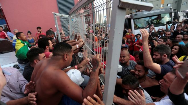 Apoiadores bloqueiam portão do Sindicato dos Metalúrgicos do ABC; primeira tentativa de sair foi frustruada e Lula foi obrigado a voltar para o prédio