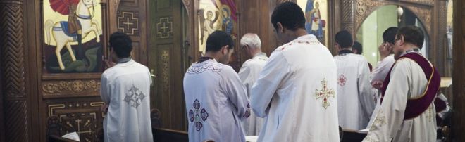 16 мая 2014 года египетские коптские священнослужители посещают пятничную мессу в церкви Девы Марии