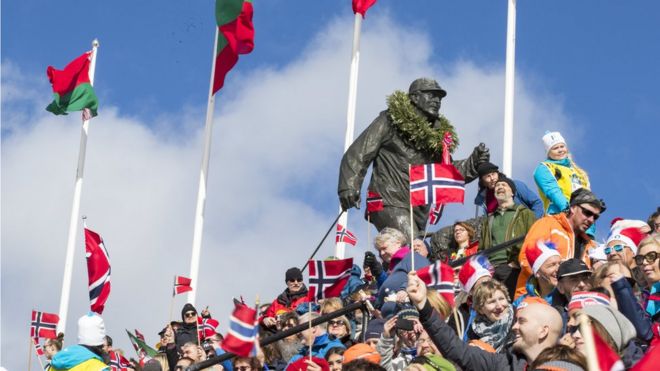 Снимок, сделанный 18 марта 2017 года, демонстрирует зрителей на чемпионате мира по биатлону Holmenkollen Ski Arena в Осло, Норвегия, 18 марта 2017 года.