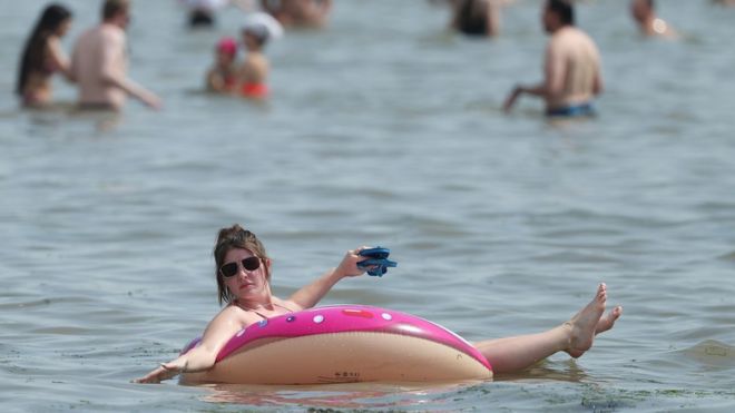 Людям нравится жаркая погода на пляже Саутенд в Эссексе. 8 августа 2020