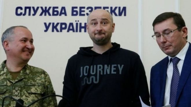 Arkady Babchenko (giữa) tại cuộc họp báo hôm thứ Tư 30/5.
