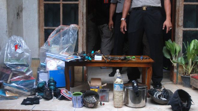 Hasil penggeledahan polisi di rumah seorang terduga pelaku terorisme di Bandung, 6 Juni 2017