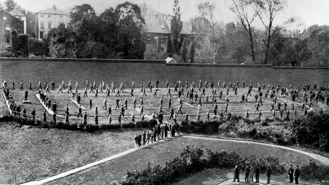 Заключенные прогуливаются по двору для упражнений в тюрьме Холлоуэй, Лондон, около 1890 года