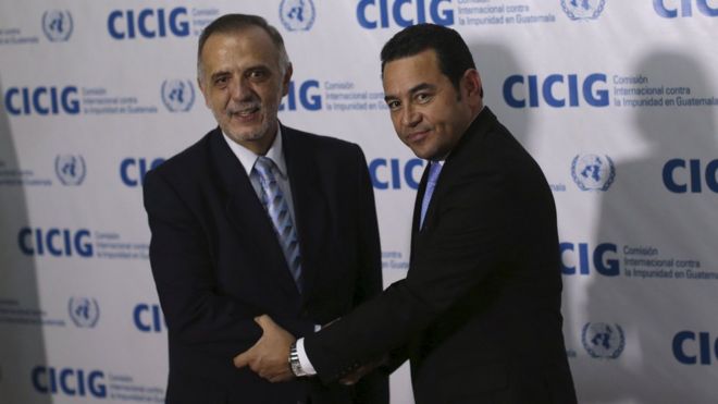 El titular de la Comisión Internacional contra la Impunidad en Guatemala (Cicig), Iván Velásquez (izquierda), le estrecha la mano al presidente de Guatemala, Jimmy Morales, el 28 de octubre de 2015 en Ciudad de Guatemala.