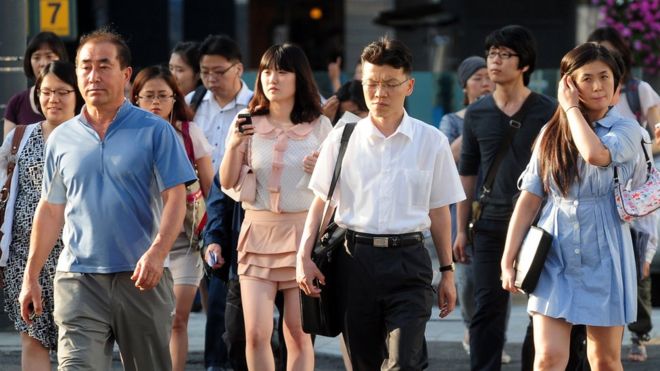 Sul-coreanos atravessam a rua
