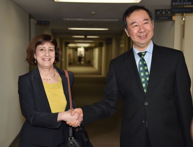 Венди Катлер (слева) пожимает руку Хироши Ое, заместителю главного переговорщика Японии