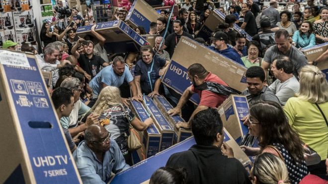 Покупатели на шоппинге в Черную пятницу в Сан-Паулу, Бразилия, в ноябре 2018 года