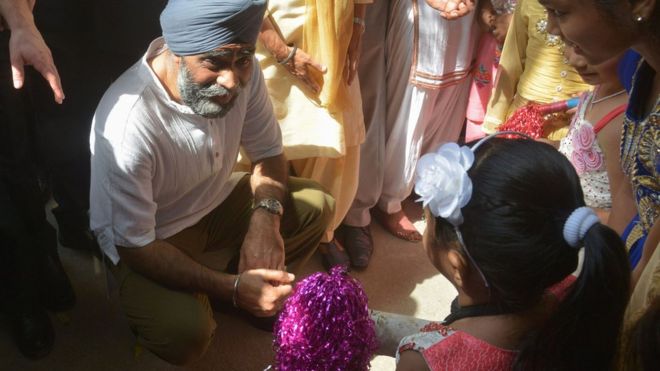 Министр обороны Канады Харджит Сингх Саджан (C) беседует с детьми во время своего визита во Всеиндийское благотворительное общество Пингалвара (AIPCS) в деревне Манавала на окраине Амритсара 20 апреля 2017 года.