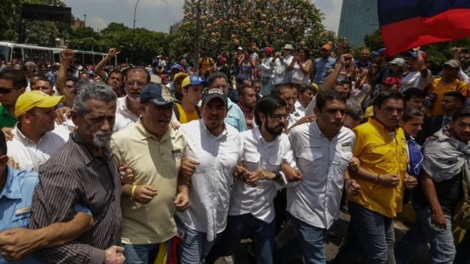 Несколько депутатов оппозиции из Национального собрания Венесуэлы проводят акцию протеста в Каракасе, Венесуэла, 10 апреля 2017 года.