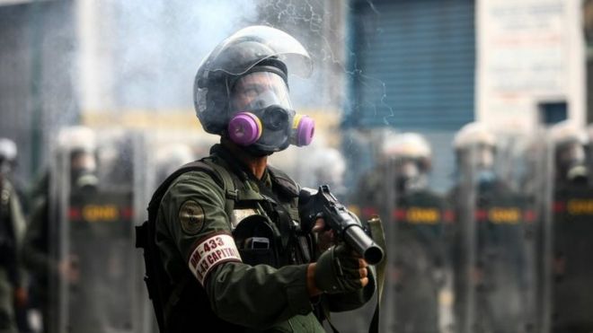 Члены Боливарианской национальной гвардии блокируют проход к демонстрации против правительства президента Николаса Мадуро в Каракасе, Венесуэла, 26 апреля 2017 года.