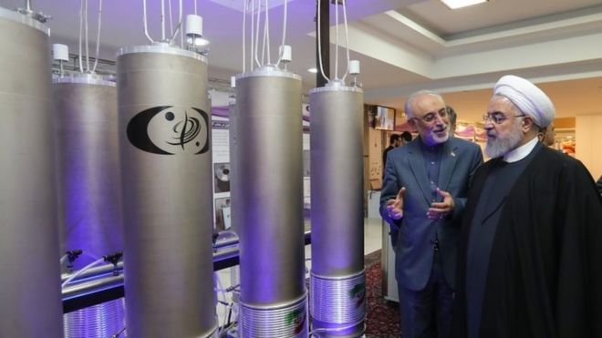Президент Ирана Хасан Рухани (2-й слева) слушает главу иранской организации по ядерным технологиям Али Акбара Салехи (справа) во время «Дня ядерных технологий». в Тегеране 9 апреля.
