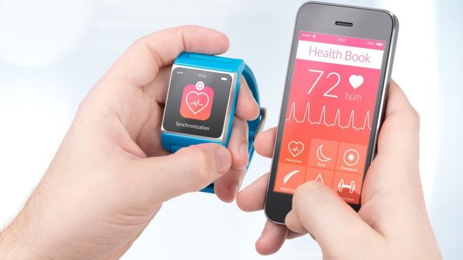 Смартфон и умные часы, показывающие данные монитора сердца