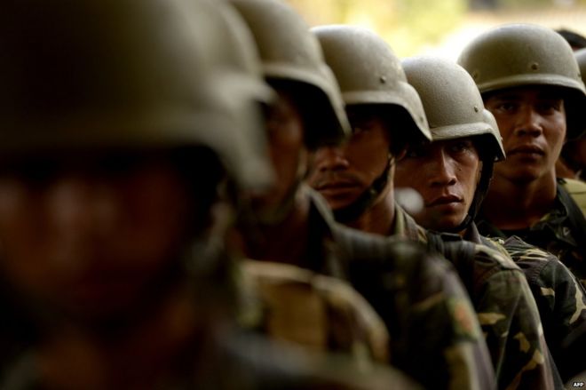 На этом снимке, сделанном 31 марта 2015 года, показаны филиппинские солдаты, стоящие в строю у здания столицы провинции, превращенного в военный лагерь в Шарифе Агуак, провинция Магинданао, на юге Филиппин.