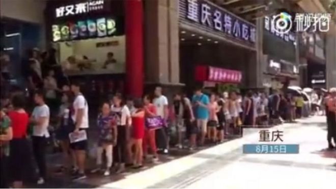 Mọi người xếp hàng dài tại Trùng Khánh chờ vào ăn mỳ cay miễn phí