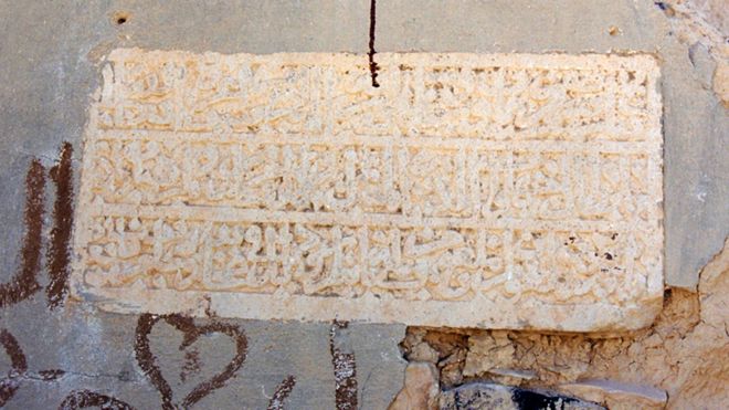 Надпись 1419 года над дверным проемом в монастырь