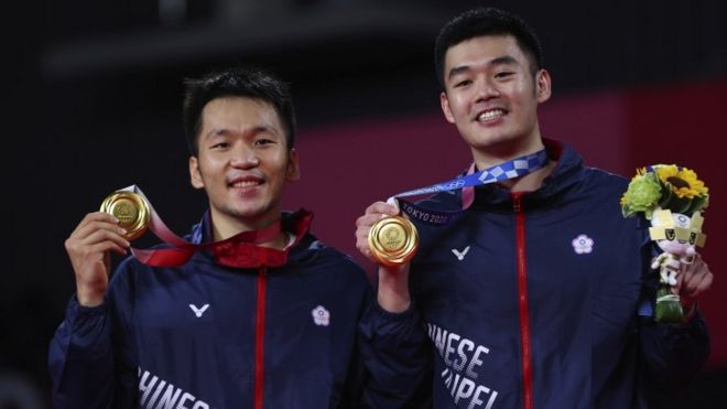 Các vận động viên đoạt huy chương vàng Lee Yang và Wang Chi-Lin của Đài Loan