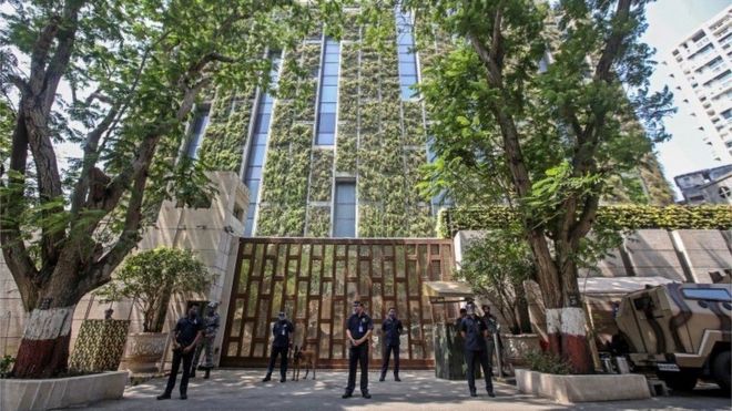 Policías frente a la residencia de 27 pisos de Mukesh Ambani