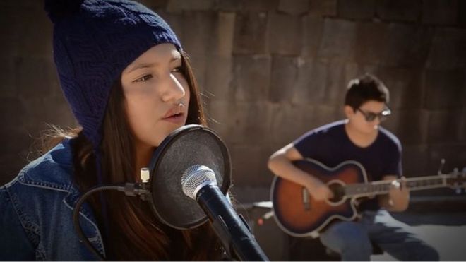 Рената Флорес поет песню Майкла Джексона в Кечуа