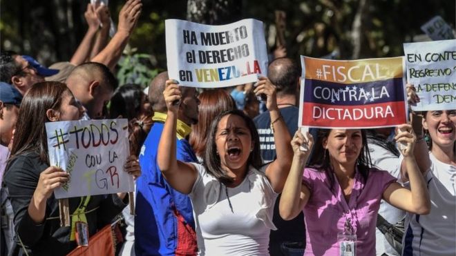 Сотрудники Генеральной прокуратуры проводят демонстрацию в поддержку генерального прокурора Луизы Ортеги в Каракасе 19 июня 2017 года