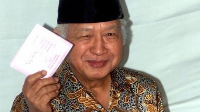 Бывший президент Индонезии Сухарто демонстрирует свой избирательный бюллетень перед голосованием в Джакарте в понедельник утром, 7 июня 1999 года.