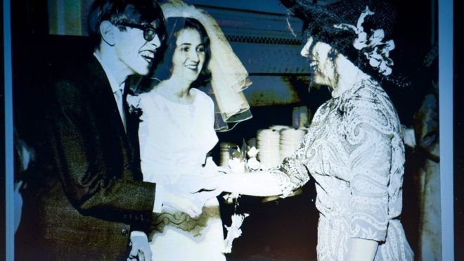 Stephen Hawking e Jane Wilde no casamento, em 1965