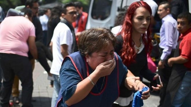 Una mujer llora después del sismo en Ciudad de México