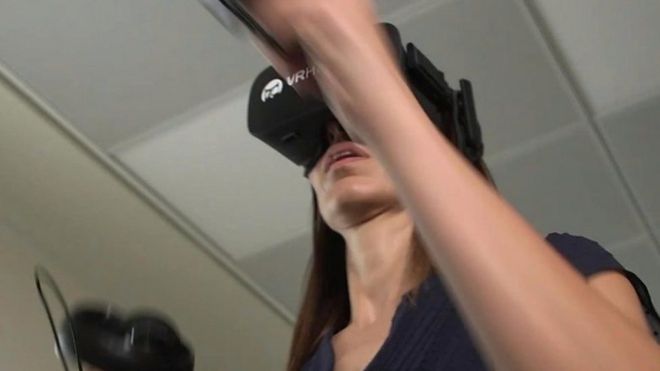 VR 장치를 착용한 에티