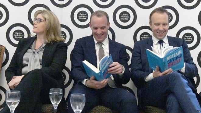 Кандидаты в лидеры Доминик Рааб (в центре) и Мэтт Хэнкок (справа) на презентации новой книги о Brexit