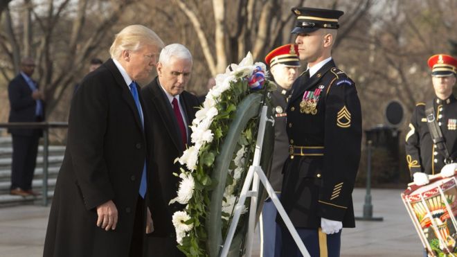 Избранный президент Дональд Трамп и избранный вице-президент США Майк Пенс на церемонии возложения венков на Арлингтонском национальном кладбище
