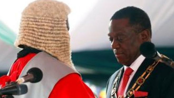 Mnangagwa akichukua kiapo cha kuwa rais