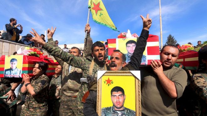 Бойцы сирийских курдских народных отрядов защиты (YPG) несут гробы товарищей, убитых боевиками Исламского государства, в Рас-эль-Айн, Сирия (2 марта 2016 года)