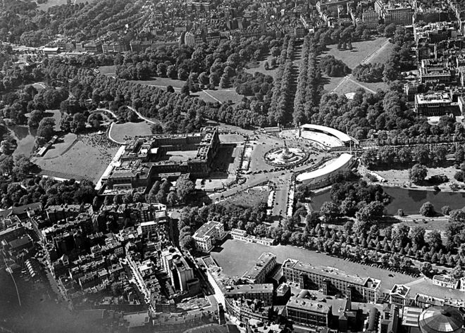 Вид с воздуха на Букингемский дворец, около 1950 года