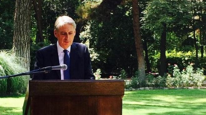 Мистер Хаммонд на церемонии открытия посольства Тегерана