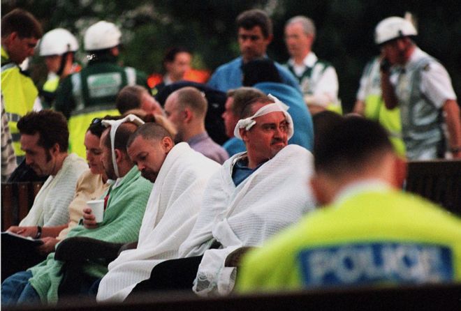 Раненые получают лечение возле паба «Адмирал Дункан» в Лондоне в 1999 году