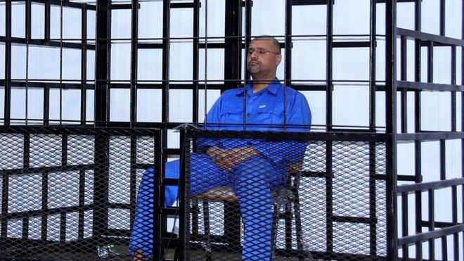 Саиф аль-Ислам Каддафи, сын покойного ливийского лидера Муаммара Каддафи, присутствует на слушании за решеткой в ??зале суда в Зинтане, 25 мая 2014 года