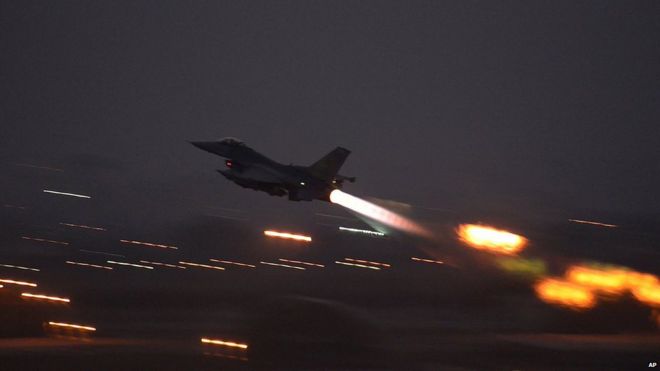 Боевой сокол F-16 взлетает с авиабазы ??Инджирлик, Турция (12 августа 2015 года)