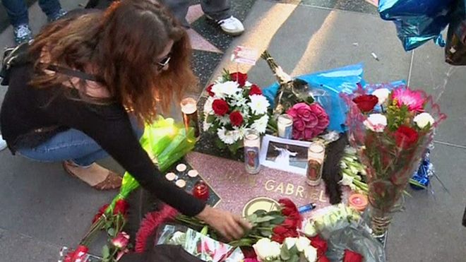 Seguidores del cantautor mexicano se congregaron en Ciudad de México y en Hollywood, California, para recordar al ídolo musical que murió sorpresivamente en EE.UU., el domingo.