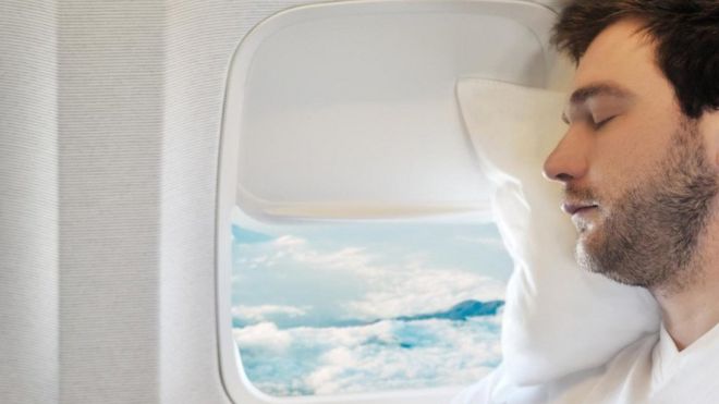 Un hombre durmiendo en un avión