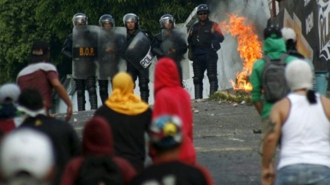Столкновение студентов-демонстрантов с полицией во время акции протеста против правительства президента Венесуэлы Николаса Мадуро в Сан-Кристобале 2 марта 2016 года.