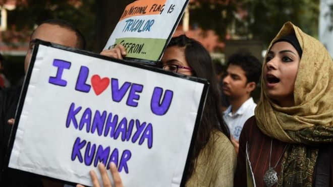 Индийские студенты и активисты выкрикивают лозунги и протестуют против ареста индийского студента за мятеж в Нью-Дели 2 марта 2016 года.