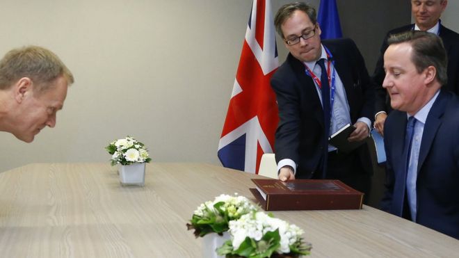 Премьер-министр Великобритании Дэвид Кэмерон встречается с президентом Европейского совета Дональдом Туском на двусторонней встрече перед саммитом лидеров Европейского союза в Совете Европейского союза 18 февраля 2016 года в Брюсселе, Бельгия.