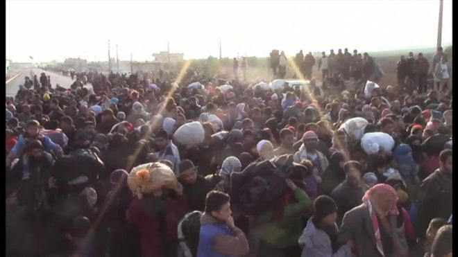 トルコ国境のシリア難民　容赦ない空爆逃れて