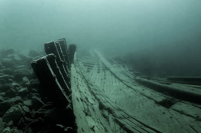 நீருக்கடியில் உடைந்த பாய்மரம்