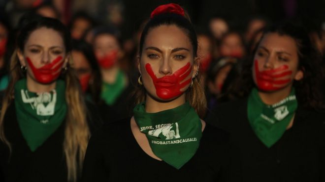 Женщины принимают участие в марше по случаю Международного дня борьбы за ликвидацию насилия в отношении женщин на Plaza Italia в Сантьяго, Чили, 25 ноября 2019 года.