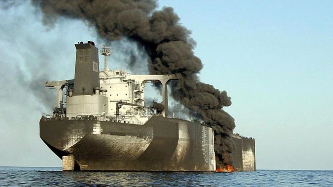 Дым от французского нефтяного танкера Лимбург у побережья йеменского порта Аль-Мукалла после взрыва, в результате которого один человек погиб и 12 получили ранения, 6 октября 2002 года
