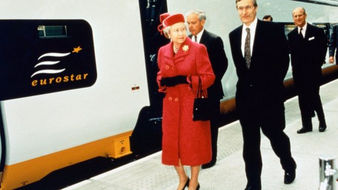 Королева Елизавета II на открытии лайнера Eurostar на вокзале Ватерлоо в 1994 году