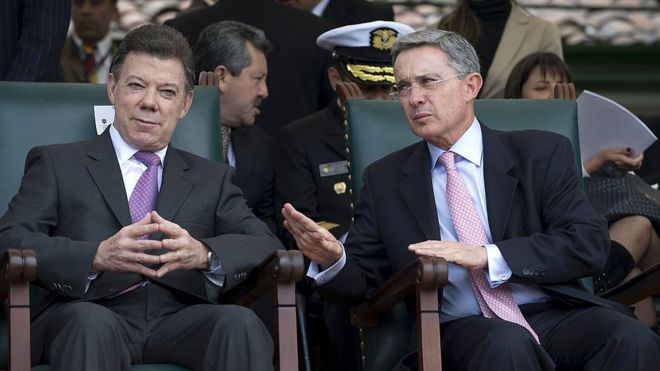 Хуан Мануэль Сантос и Альваро Урибе на военном мероприятии.